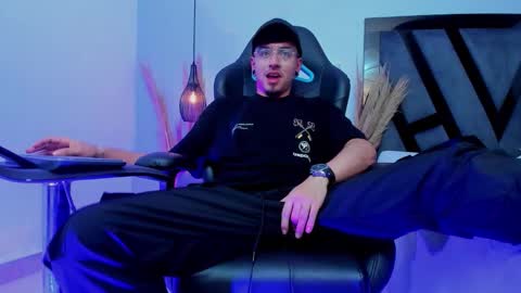 Snapshot of apolo_lopez chatting on 11-25-25, 09:37 Apolo online show from 11-25-25, 09:37