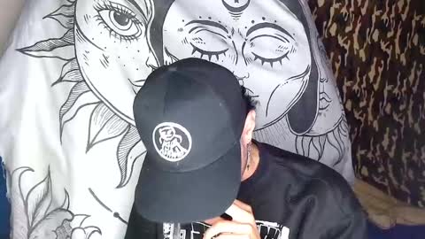 Snapshot of apolo_s chatting on 01-05-25, 04:04 Andres online show from 01-05-25, 04:04