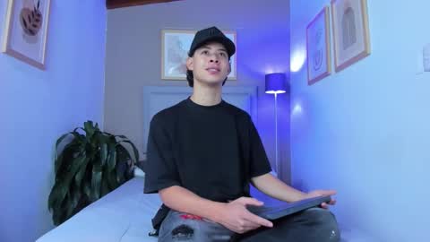 Snapshot of apoloricci chatting on 10-27-25, 07:29 Apolo twink online show from 10-27-25, 07:29