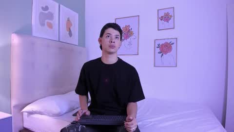 Snapshot of apoloricci chatting on 12-14-25, 07:18 Apolo twink online show from 12-14-25, 07:18