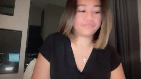 Snapshot of apple_pie_love chatting on 11-17-25, 05:19 Anika online show from 11-17-25, 05:19