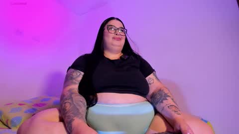 Snapshot of apriilpeach_ chatting on 11-23-25, 05:35 Maria online show from 11-23-25, 05:35