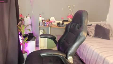 Snapshot of april_scarlett chatting on 02-21-25, 10:26 Scarlett Independent Model online show from 02-21-25, 10:26
