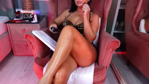 Snapshot of aqueenmonica chatting on 11-23-25, 06:30 AQueenMonica online show from 11-23-25, 06:30