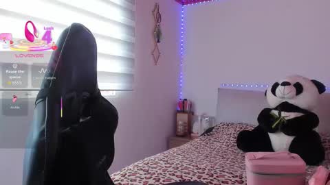 Snapshot of arenne___ chatting on 10-23-25, 07:01 Arenne online show from 10-23-25, 07:01