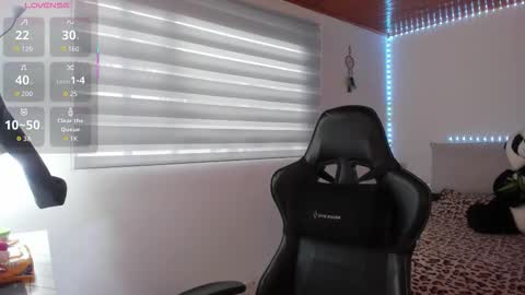 Snapshot of arenne___ chatting on 11-11-25, 08:42 Arenne online show from 11-11-25, 08:42