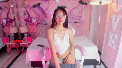 Aria Jones online show from 10-27-25, 01:04