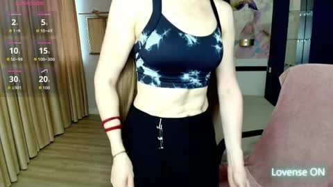 Snapshot of ariagrays chatting on 04-01-26, 12:17 AriaGray online show from 04-01-26, 12:17