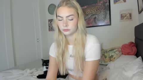 Snapshot of ariah_is_blonde chatting on 10-01-25, 07:20 Ariah online show from 10-01-25, 07:20