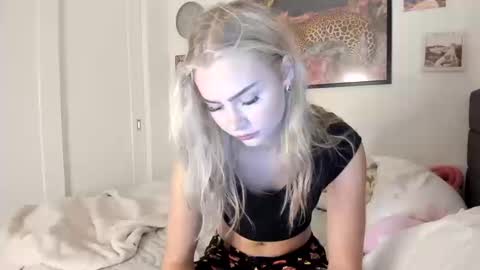 Snapshot of ariah_is_blonde chatting on 10-10-25, 09:14 Ariah online show from 10-10-25, 09:14