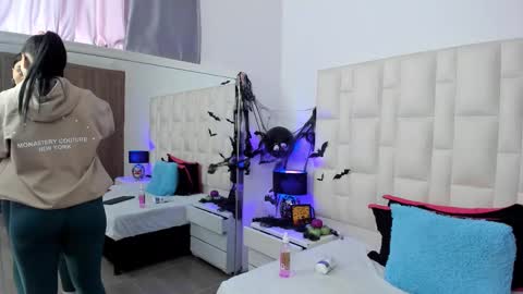  ariana  online show from 10-16-25, 04:41