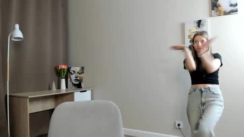 Snapshot of arianaabramek chatting on 02-06-26, 07:28 Alice online show from 02-06-26, 07:28