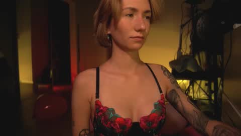 Snapshot of arianna_richi chatting on 02-14-25, 05:19 Olivka online show from 02-14-25, 05:19