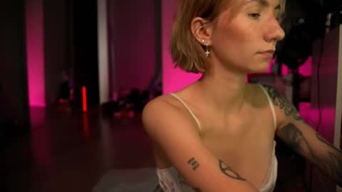 Snapshot of arianna_richi chatting on 03-08-25, 08:33 Olivka online show from 03-08-25, 08:33