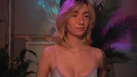 Snapshot of arianna_richi chatting on 10-11-25, 05:17 Olivka online show from 10-11-25, 05:17