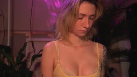 Snapshot of arianna_richi chatting on 10-24-25, 06:10 Olivka online show from 10-24-25, 06:10