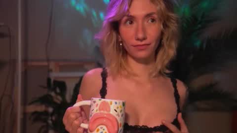 Snapshot of arianna_richi chatting on 10-26-25, 05:46 Olivka online show from 10-26-25, 05:46