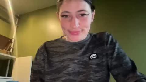 Snapshot of arielwyld chatting on 01-07-26, 06:43 ariel colin when hes here online show from 01-07-26, 06:43