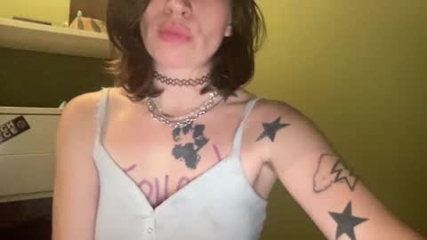 Snapshot of arielwyld chatting on 01-09-26, 04:04 ariel colin when hes here online show from 01-09-26, 04:04