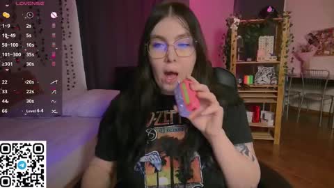 Snapshot of arizonaa_muse chatting on 02-15-26, 03:58 Astrid online show from 02-15-26, 03:58