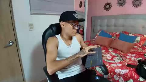 Snapshot of aron_big_big chatting on 10-21-25, 08:42 aron_big_big online show from 10-21-25, 08:42