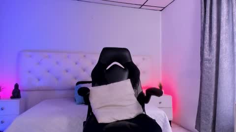 Snapshot of aron_cruz12 chatting on 10-18-25, 01:34 Aron cruz online show from 10-18-25, 01:34