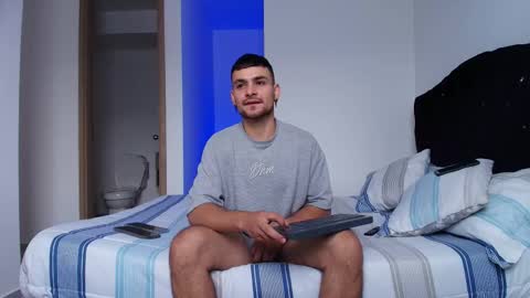 Snapshot of aron_santoro1 chatting on 11-27-25, 02:08 Aron Santoro online show from 11-27-25, 02:08