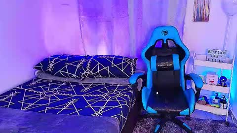 Snapshot of arontroy_wi chatting on 09-15-25, 10:37 noah and ivy online show from 09-15-25, 10:37