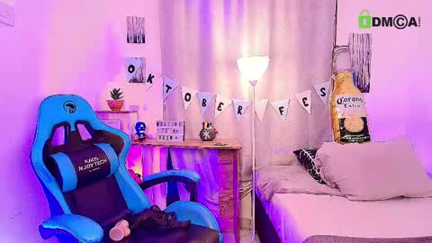 Snapshot of arontroy_wi chatting on 10-01-25, 12:00 noah and ivy online show from 10-01-25, 12:00