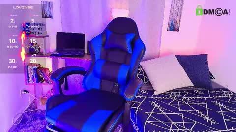 Snapshot of arontroy_wi chatting on 10-30-25, 10:38 noah and ivy online show from 10-30-25, 10:38