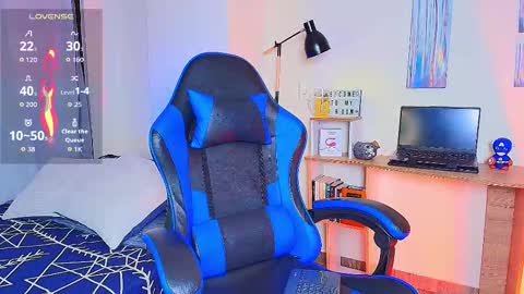 Snapshot of arontroy_wi chatting on 12-16-25, 10:53 noah and ivy online show from 12-16-25, 10:53