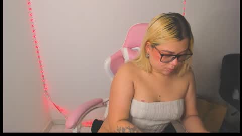 Snapshot of arthemiss033 chatting on 02-17-26, 01:35 Val online show from 02-17-26, 01:35