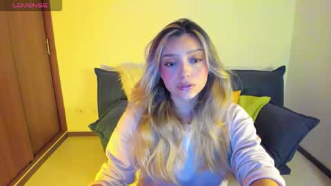 Snapshot of ary_cam230 chatting on 11-12-25, 09:03 Zahaara online show from 11-12-25, 09:03