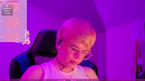 Snapshot of ashley_angel_love chatting on 09-17-25, 05:09 Angel Ashley Love  online show from 09-17-25, 05:09