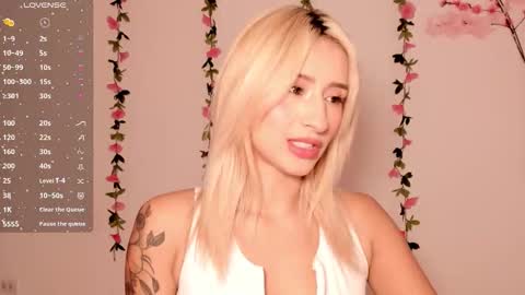 Snapshot of ashleyroys_111 chatting on 02-27-26, 07:36 dahiana online show from 02-27-26, 07:36