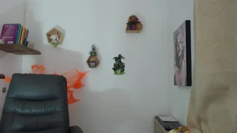 Sarah .3   hello guys .im love online show from 10-10-25, 12:42