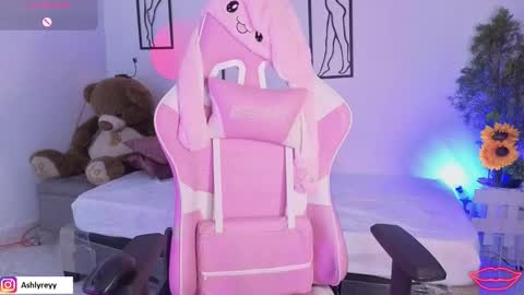 Ashly  online show from 10-18-25, 09:04