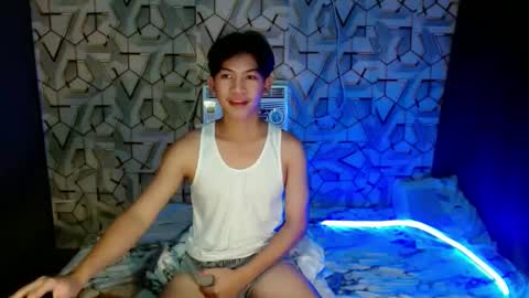 Snapshot of asian_wayne chatting on 12-08-24, 12:08 wayne online show from 12-08-24, 12:08