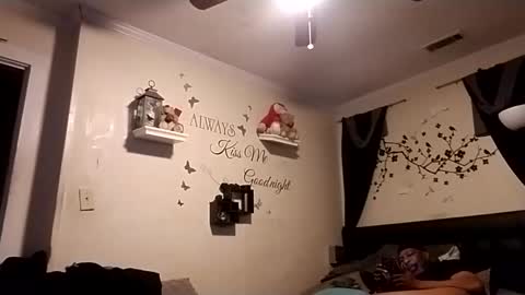 Snapshot of askme2shou chatting on 10-23-25, 08:24 askme2shou online show from 10-23-25, 08:24