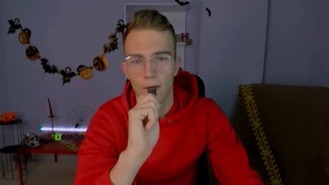 Snapshot of astren_villo chatting on 10-19-25, 05:41 astren online show from 10-19-25, 05:41