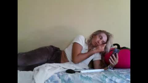 Snapshot of asyalu chatting on 09-19-25, 08:49 AsyaLu online show from 09-19-25, 08:49