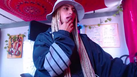 Atenea online show from 10-22-25, 01:33