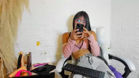 Snapshot of aura_love69 chatting on 11-14-25, 06:34 Monii Yi online show from 11-14-25, 06:34