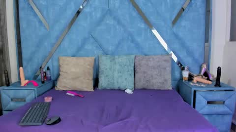 Snapshot of aura_love69 chatting on 11-18-25, 05:01 Monii Yi online show from 11-18-25, 05:01