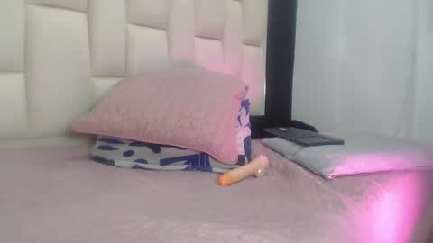 auroraa_miller online show from 01-15-25, 04:21