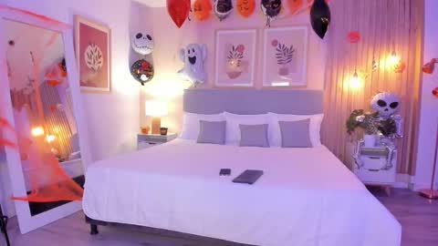 Aurora online show from 10-31-25, 09:49