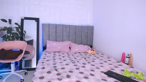 Snapshot of auroramcry chatting on 10-31-25, 06:14 INSTAGRAM AURORA MCRY online show from 10-31-25, 06:14