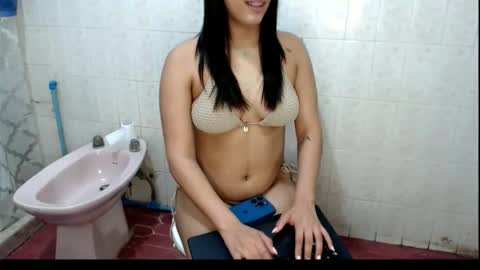 Snapshot of auroraxx9931 chatting on 10-24-25, 04:14 aurora online show from 10-24-25, 04:14