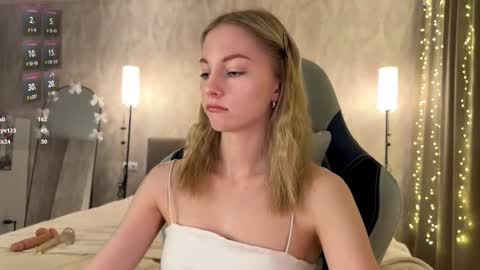 Snapshot of autumnroginson chatting on 02-06-26, 11:57 Annie online show from 02-06-26, 11:57