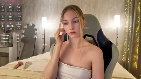 Snapshot of autumnroginson chatting on 02-13-26, 01:18 Annie online show from 02-13-26, 01:18